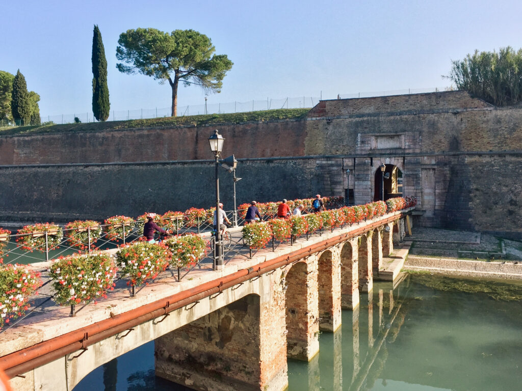 Ponte storico che entra tra le mura della città